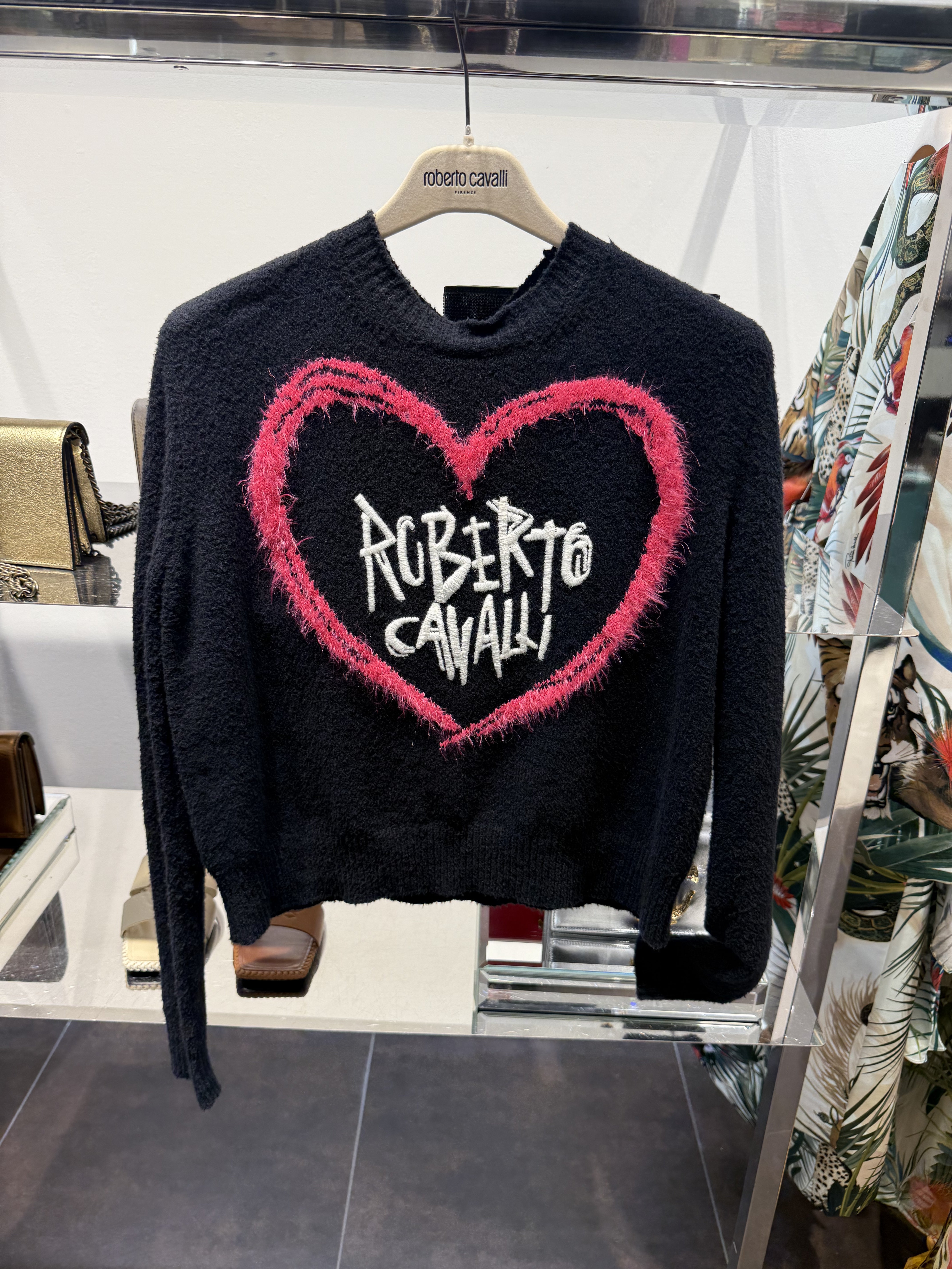Schwarzer Pullover mit Herz-Logo von Roberto Cavalli