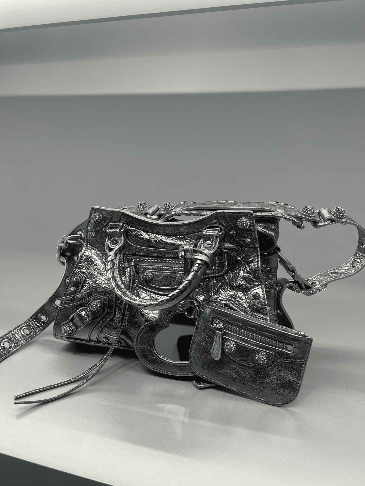 Balenciaga Damska torebka Neo Cagole metalizowana srebrnaBalenciaga
