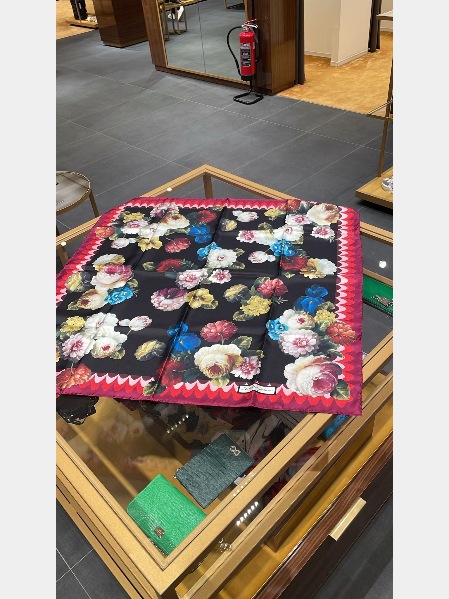 Dolce & Gabbana 90x90 Scarve red and blackDolce & Gabbana