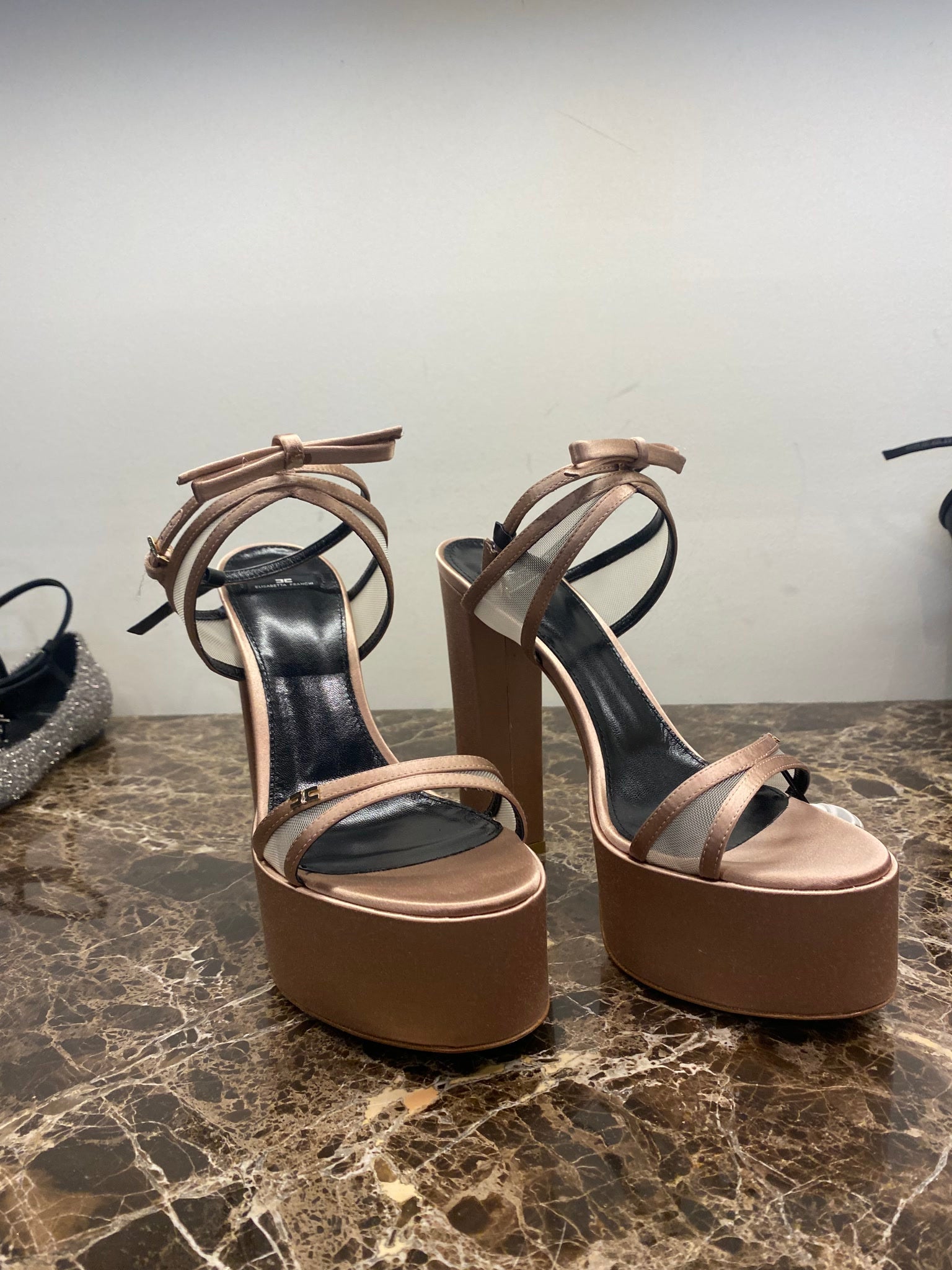Elisabetta Franchi Damskie sandały w kolorze nudeElisabetta Franchi