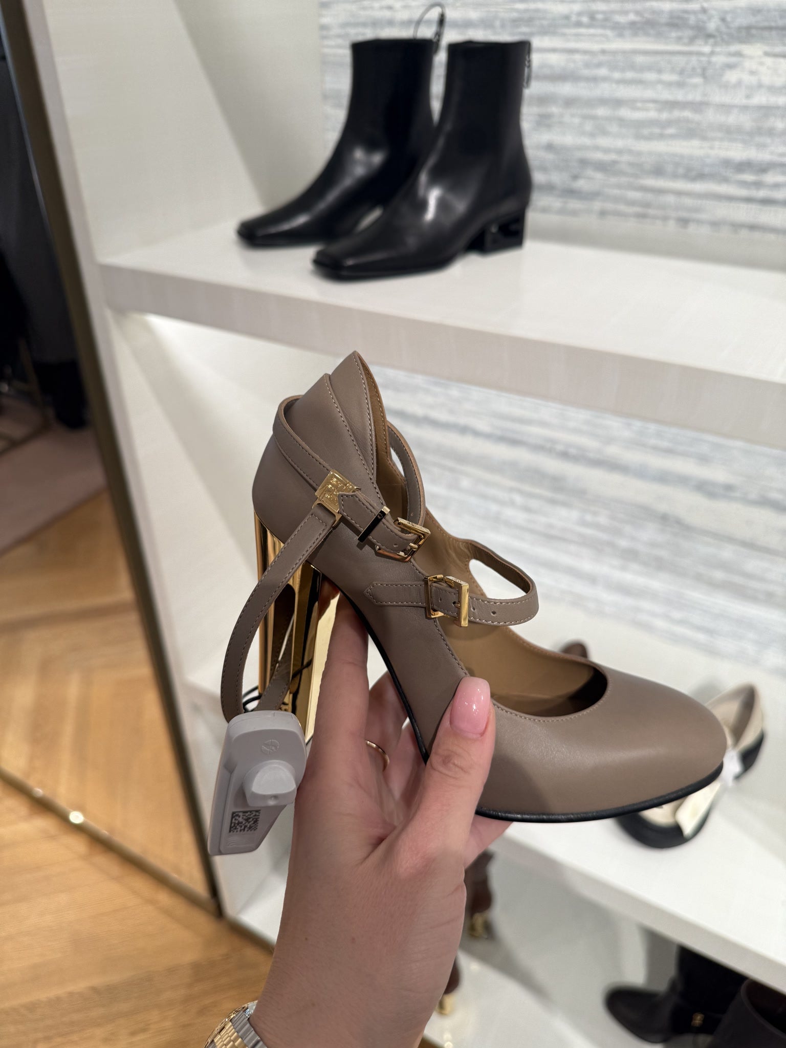 Fendi Delfina Pumps In BeigeFendi