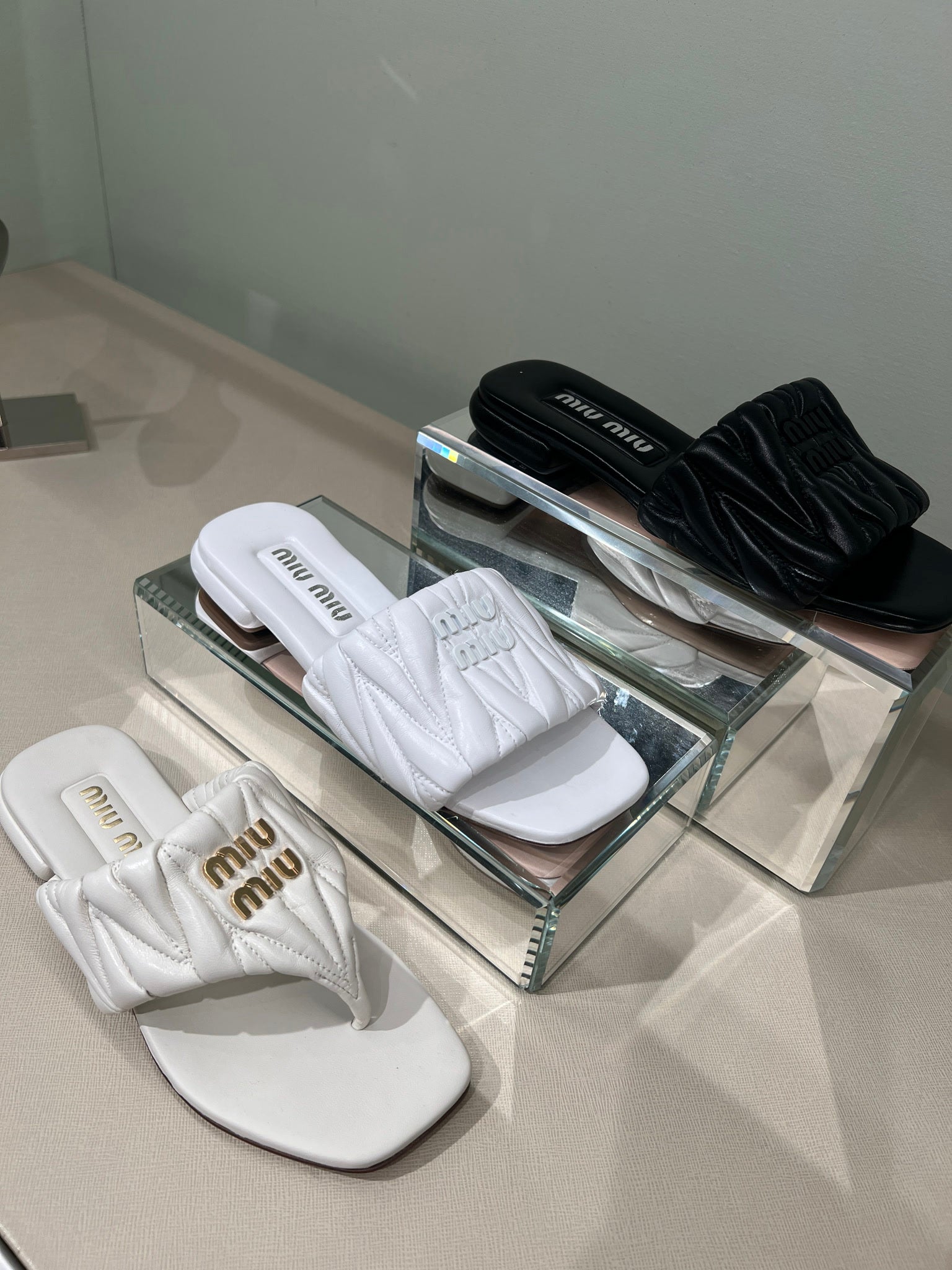 Miu Miu Ciabatte Logo Slides in Nappa Matelasse whiteMiu Miu