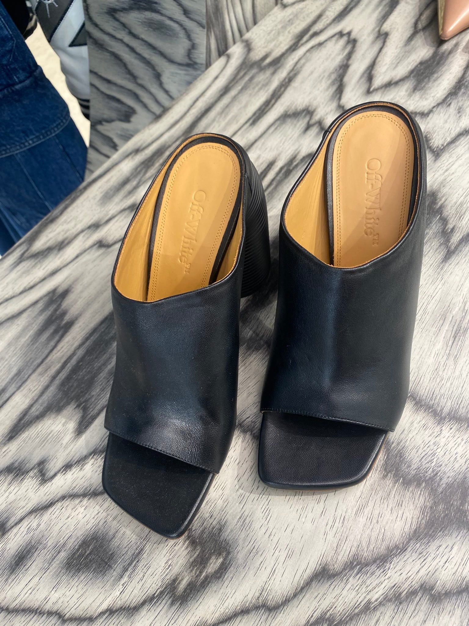 Off - White Damskie mule skórzane czarneOff - white