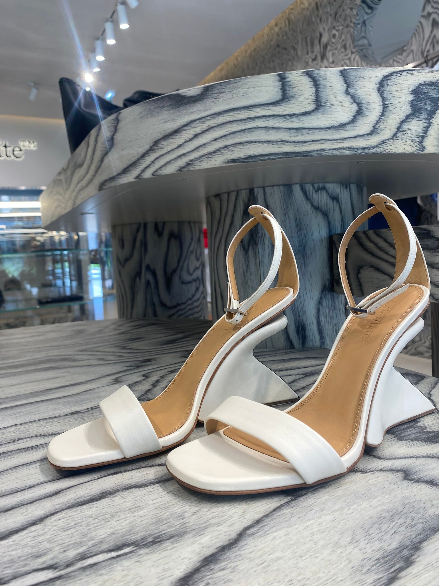 Off - White Damskie sandały na koturnie skórzaneOff - white