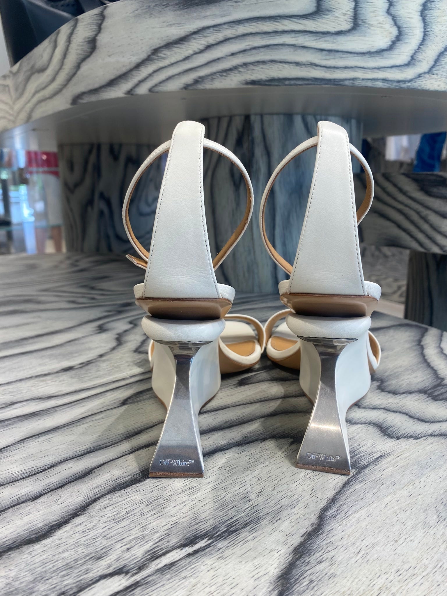 Off - White Damskie sandały na koturnie skórzaneOff - white