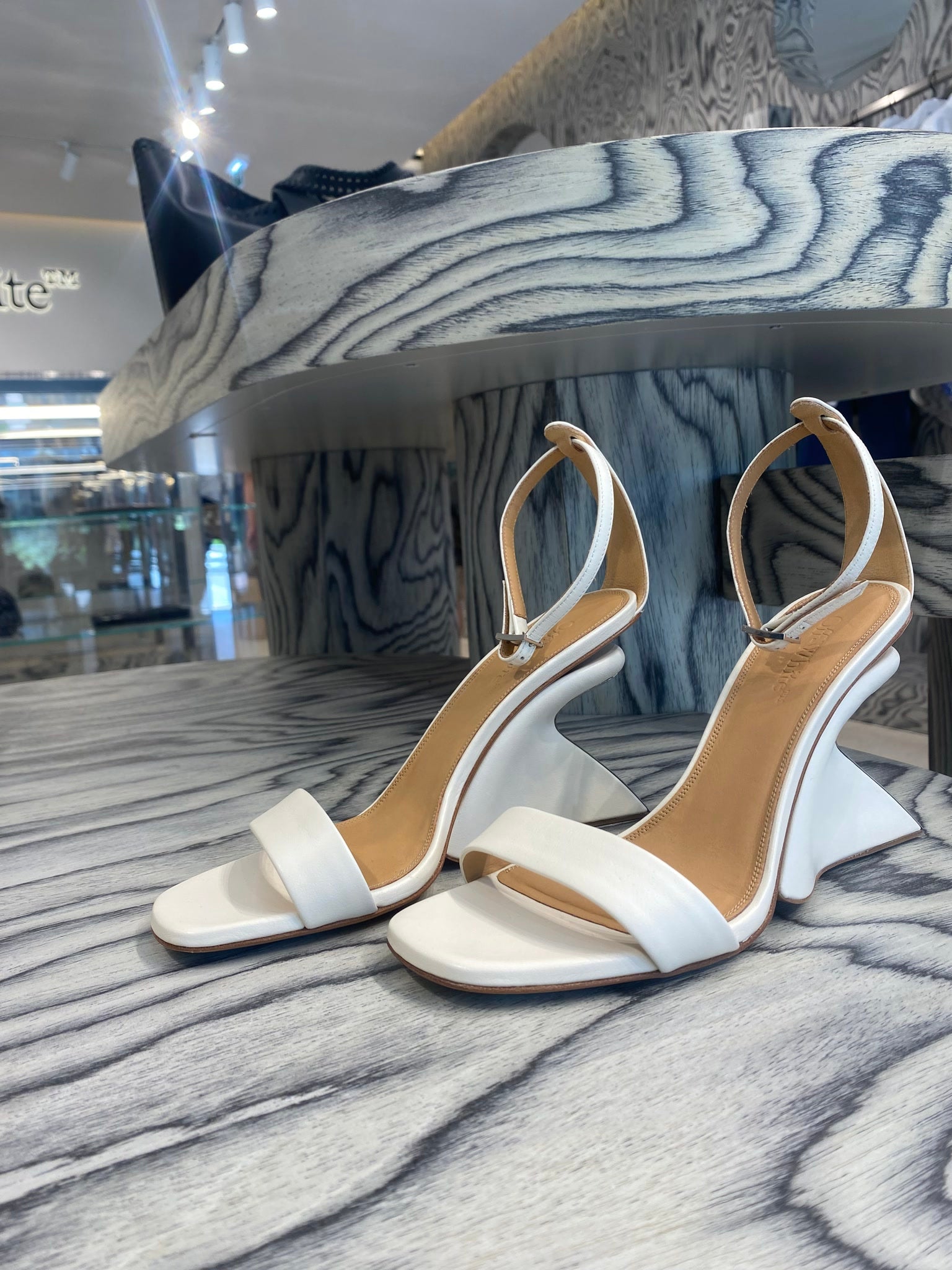 Off - White Damskie sandały na koturnie skórzaneOff - white