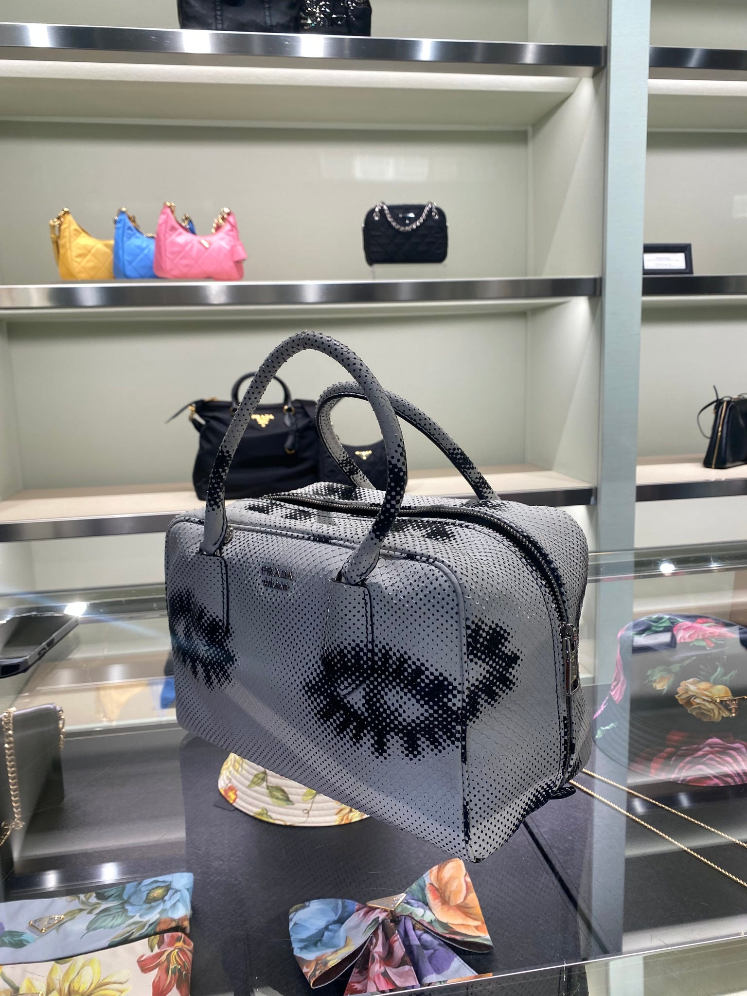 Prada Damska torebka skórzana białaPrada