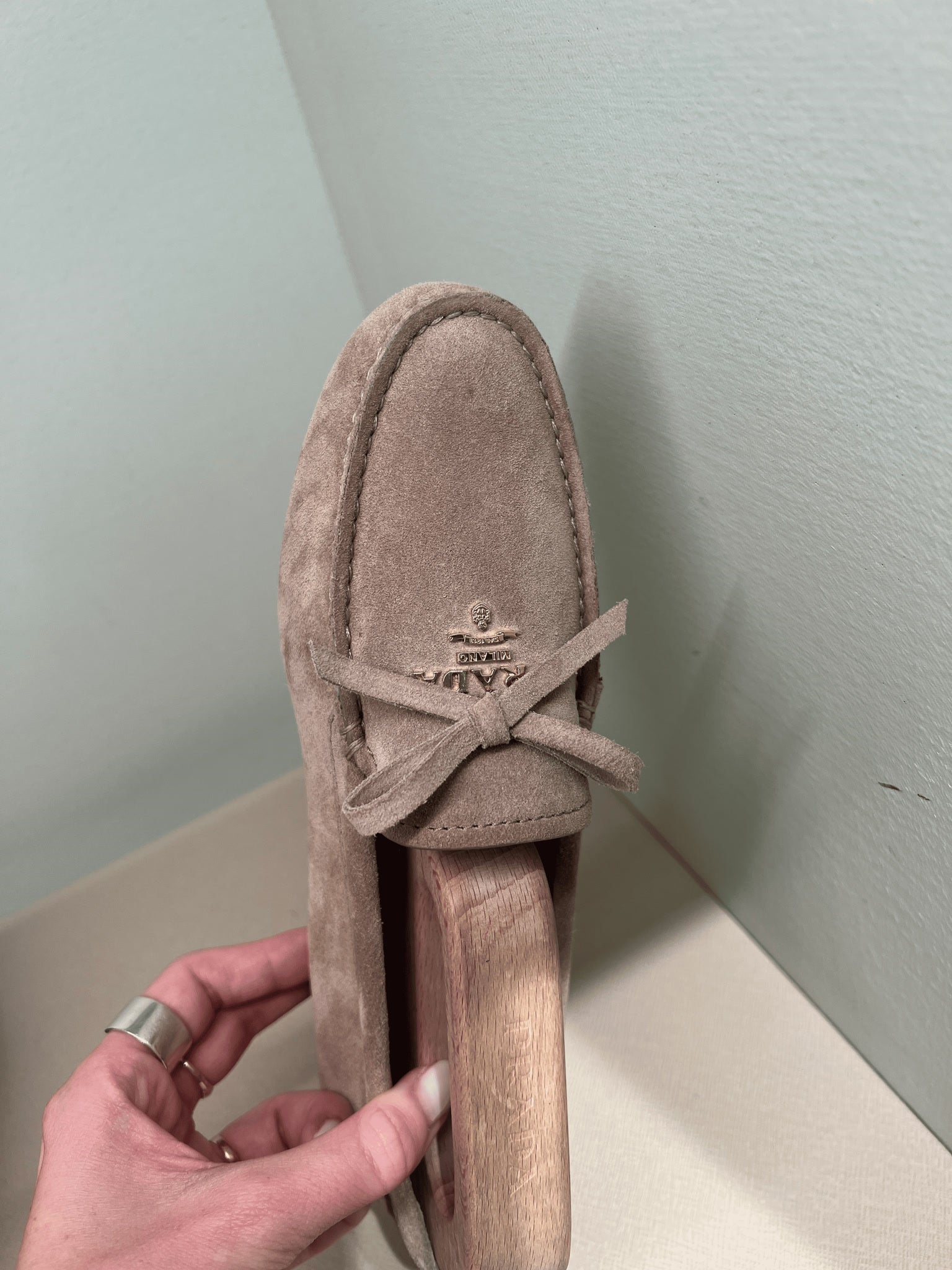 Prada Damskie loafersy beżowe skóra naturalnaPrada