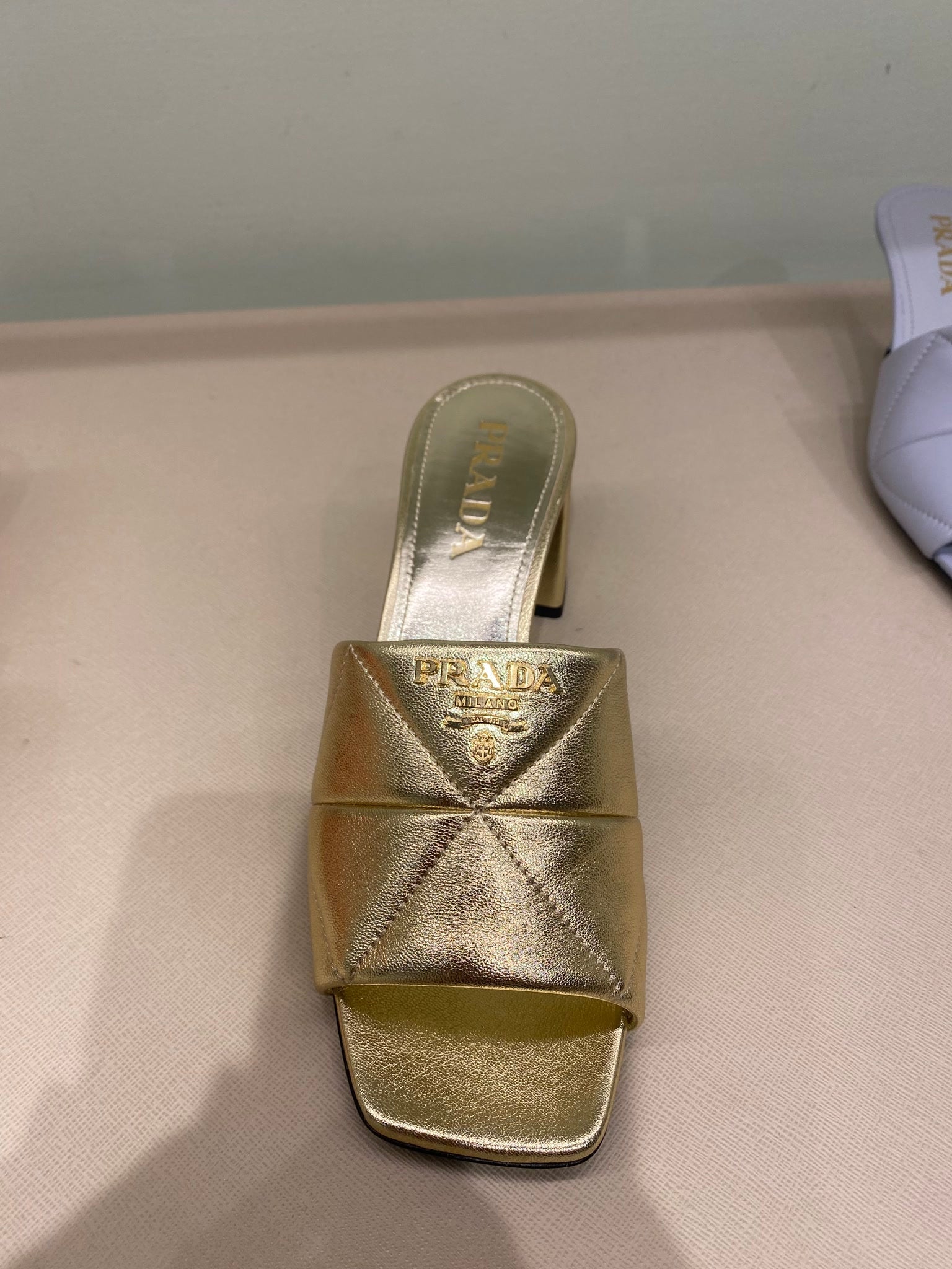 Prada Damskie sandały skórzane złotePrada