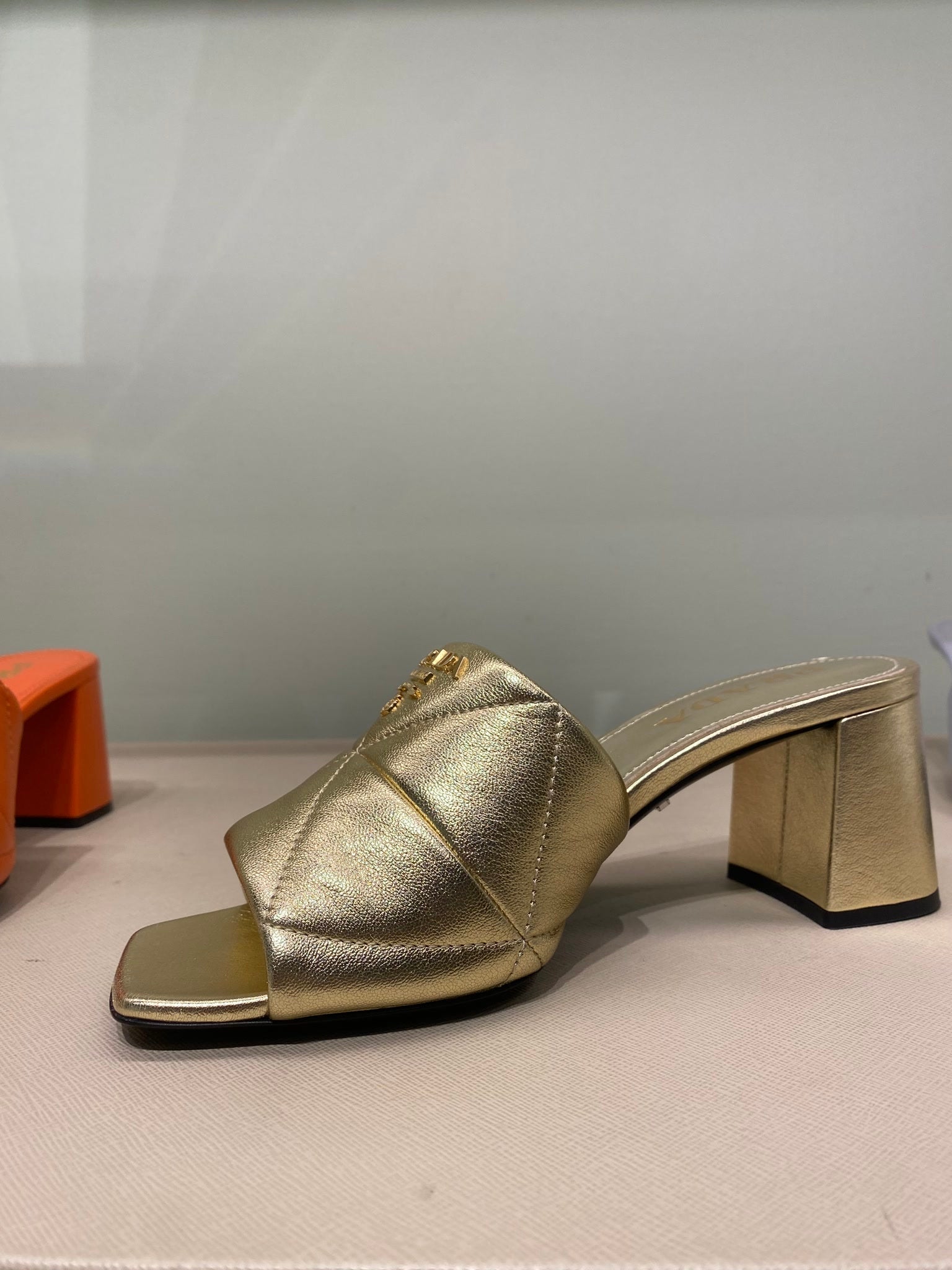 Prada Damskie sandały skórzane złotePrada