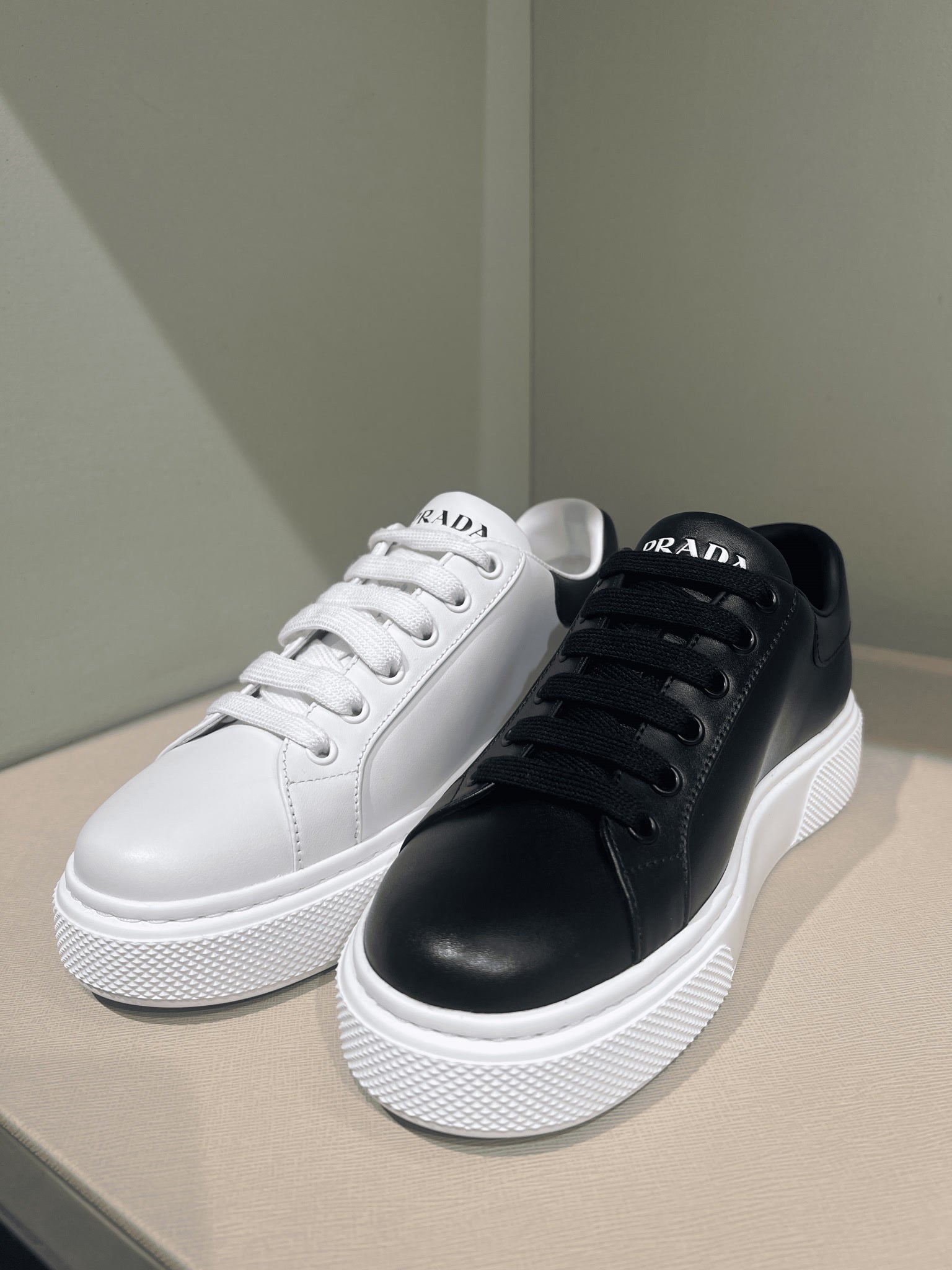 Prada Damskie sneakersy czarne skórzanePrada