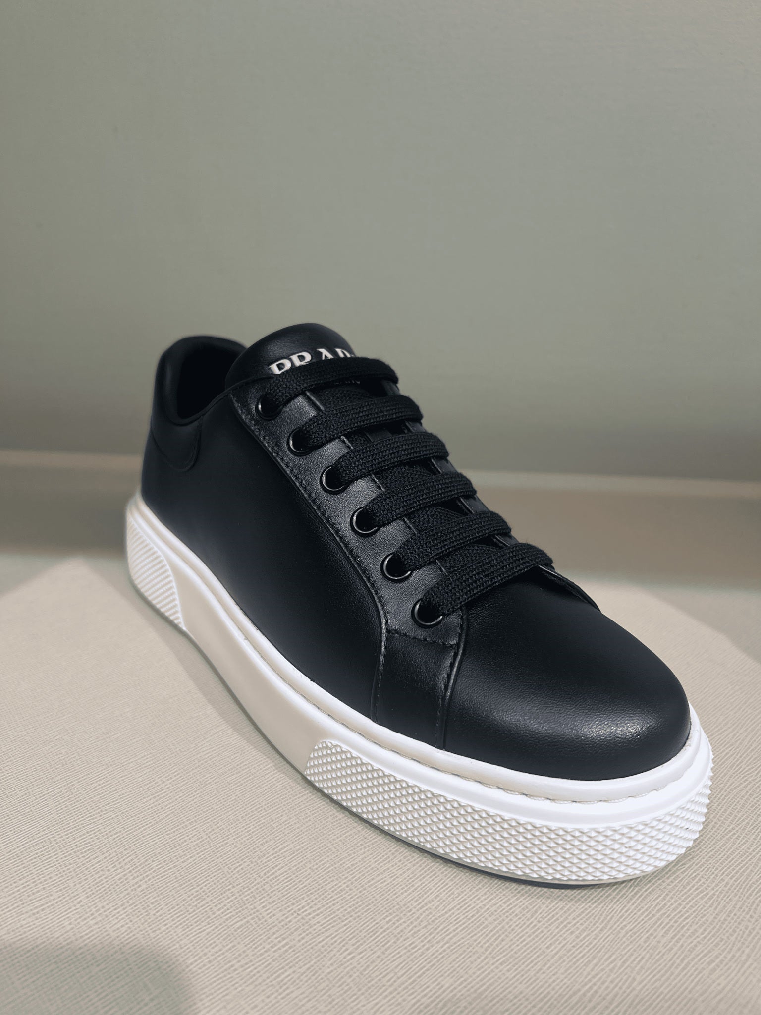 Prada Damskie sneakersy czarne skórzanePrada