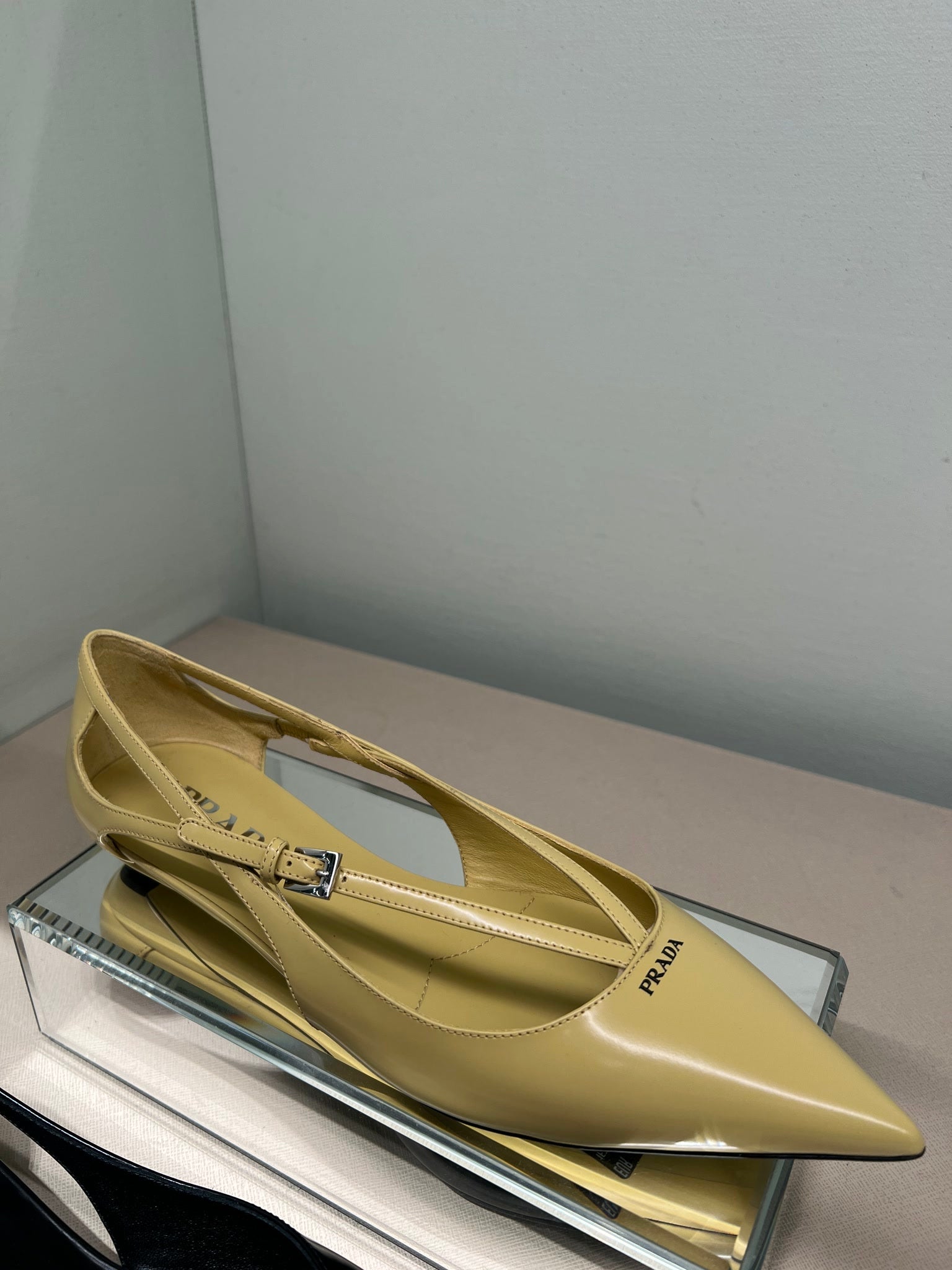 Prada Damskie szpilki beżowe skóraPrada