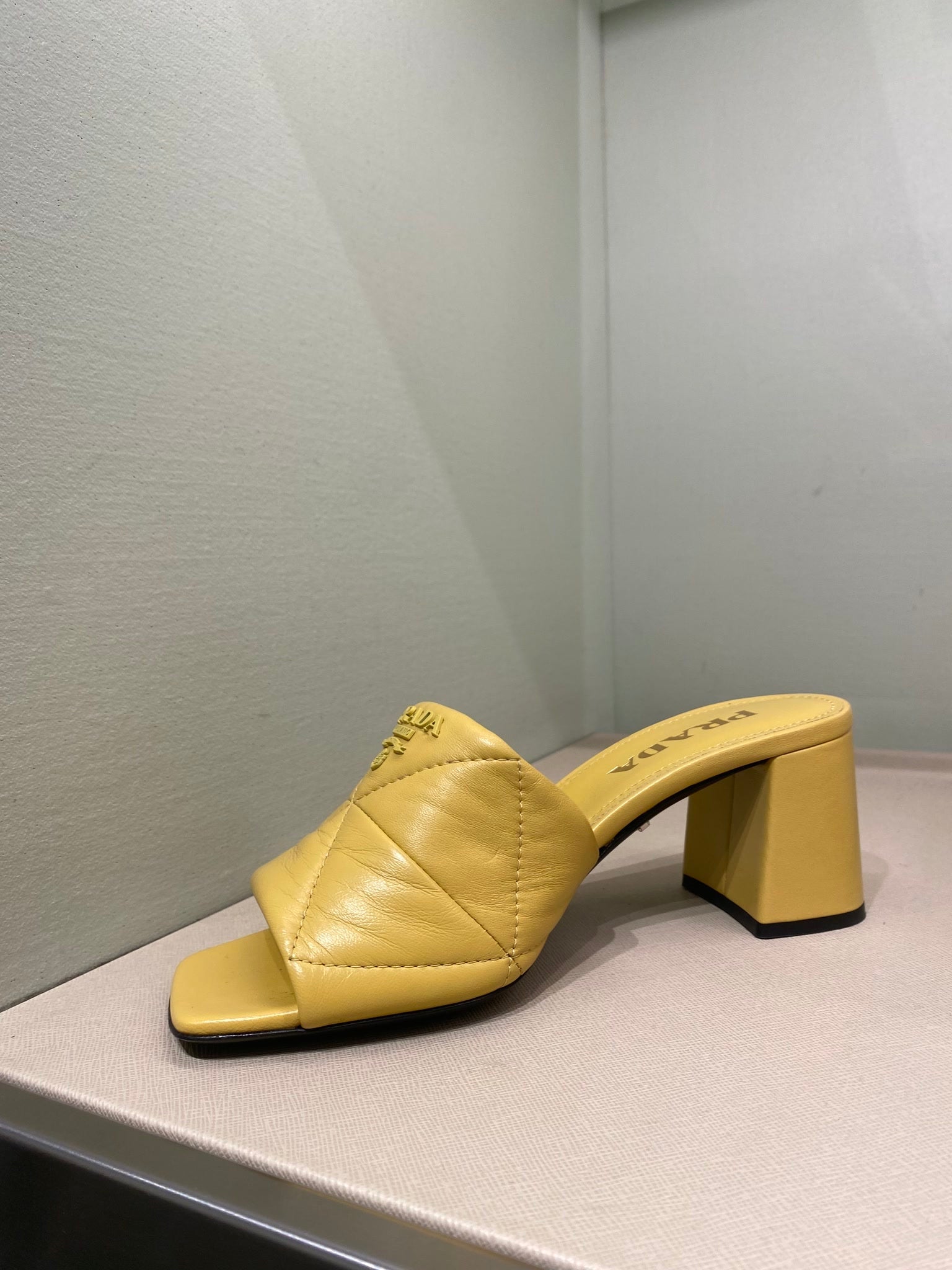 Prada Damskie szpilki skórzane żółtePrada