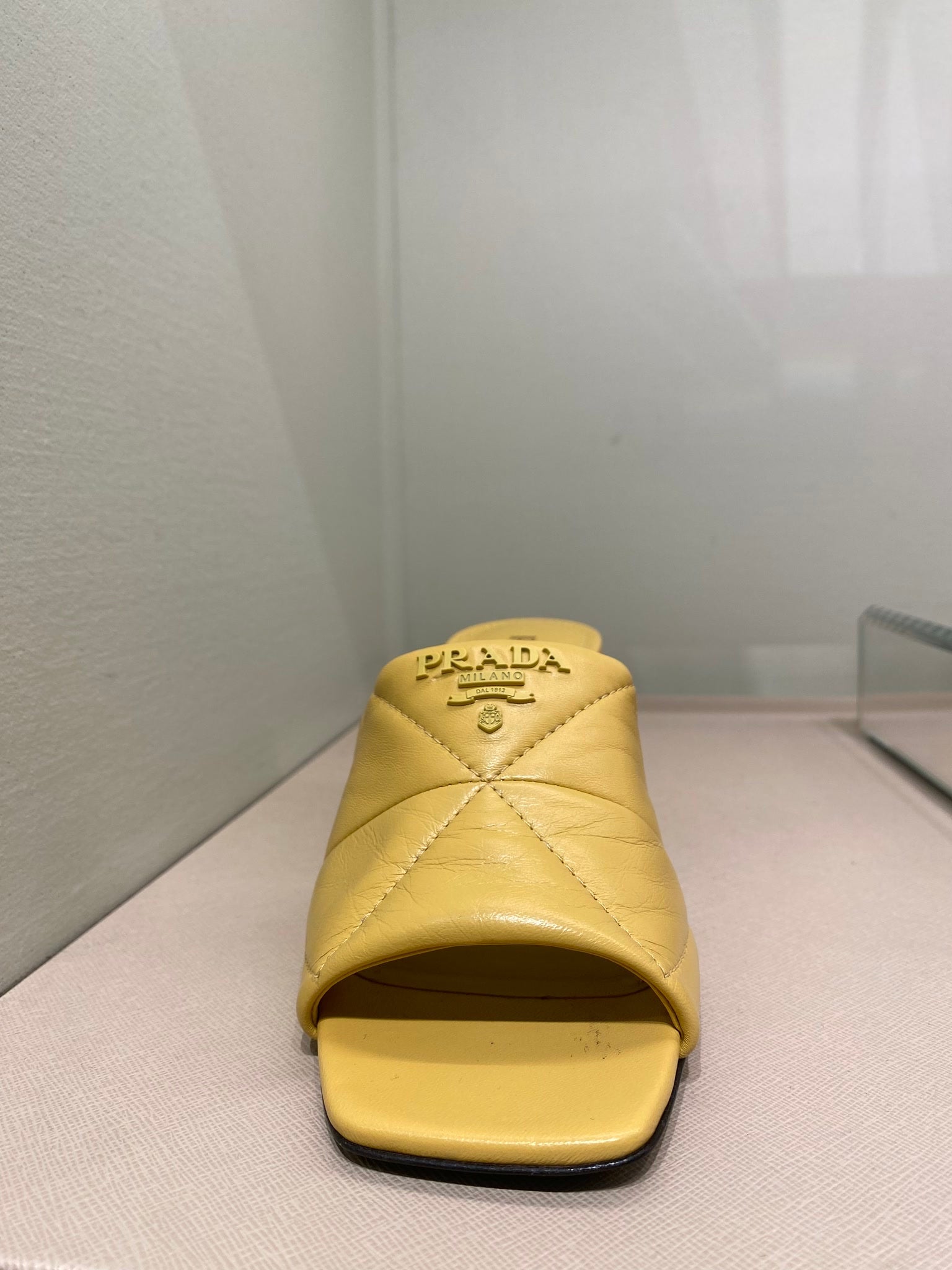 Prada Damskie szpilki skórzane żółtePrada