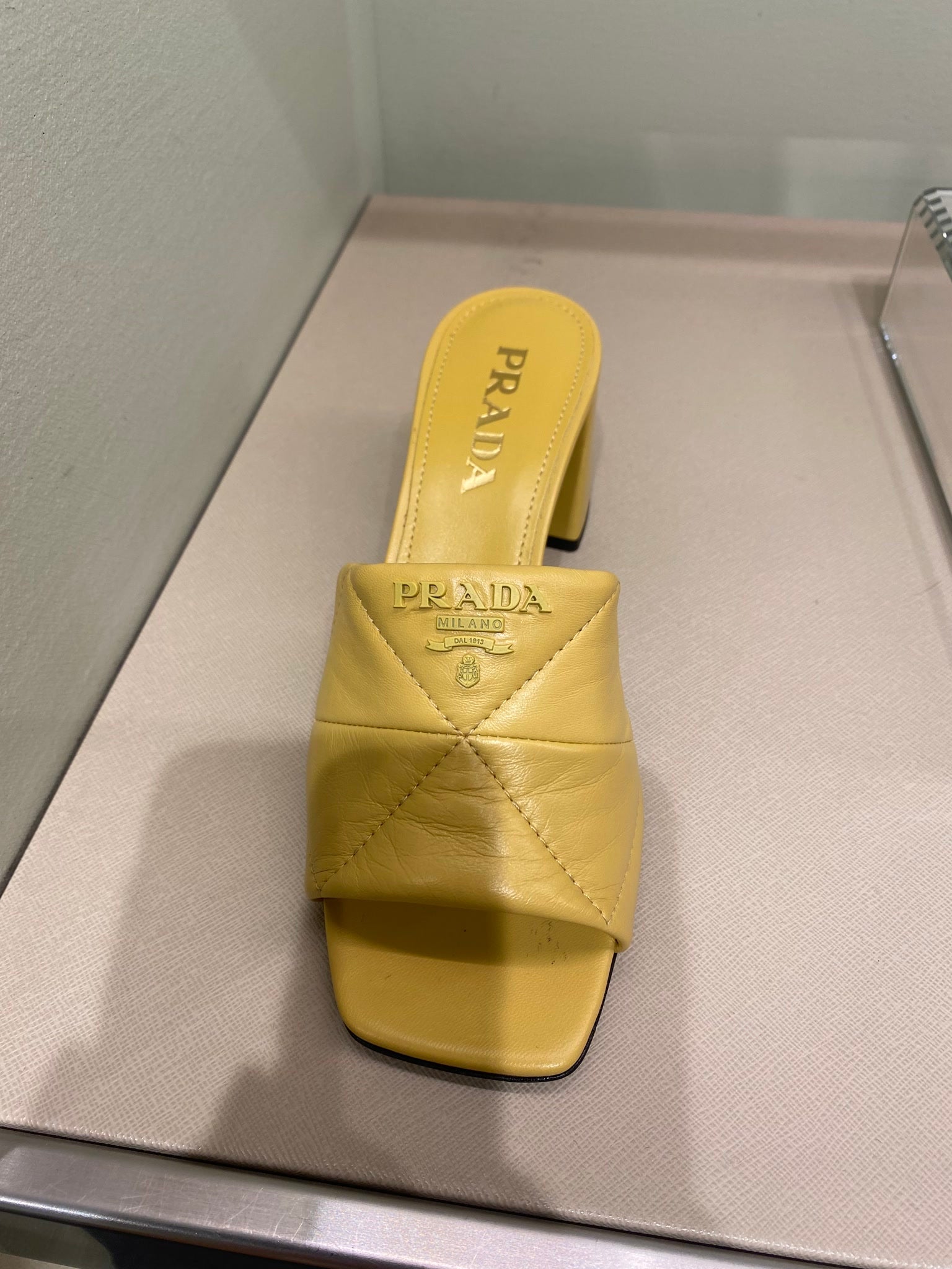 Prada Damskie szpilki skórzane żółtePrada