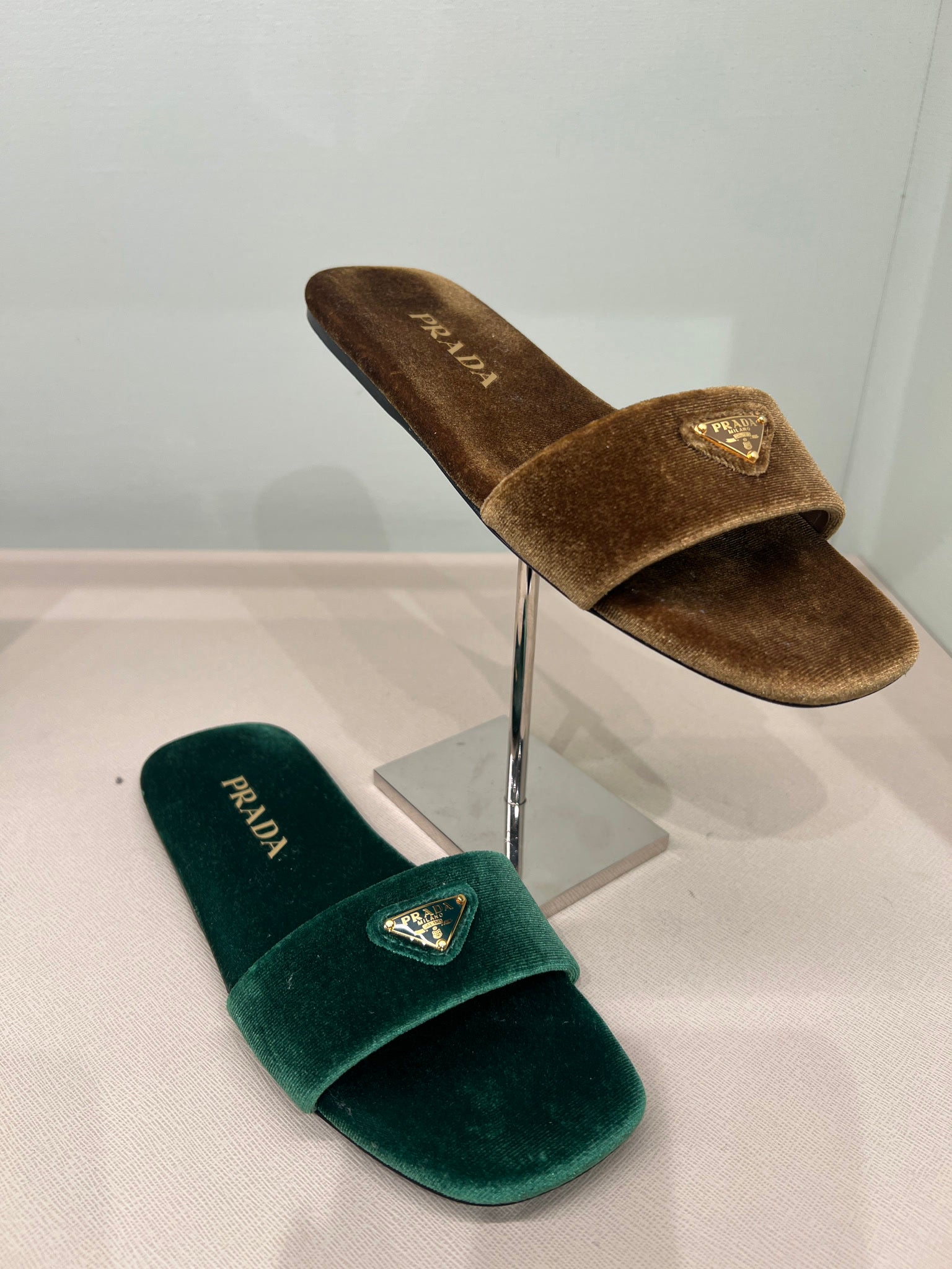 Prada logo - appliqué velvet slidesPrada