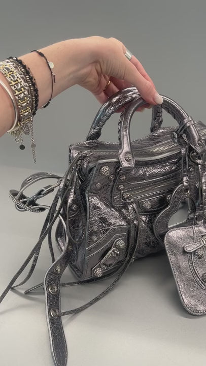 Balenciaga Damska torebka Neo Cagole metalizowana srebrna