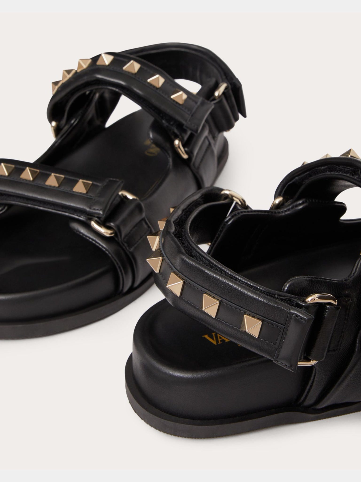 Valentino Damskie Sandały Czarne ONO - NERO Rockstud Flat Sandal In Nappa Leather 1W2S0FE6MNK0NOValentino