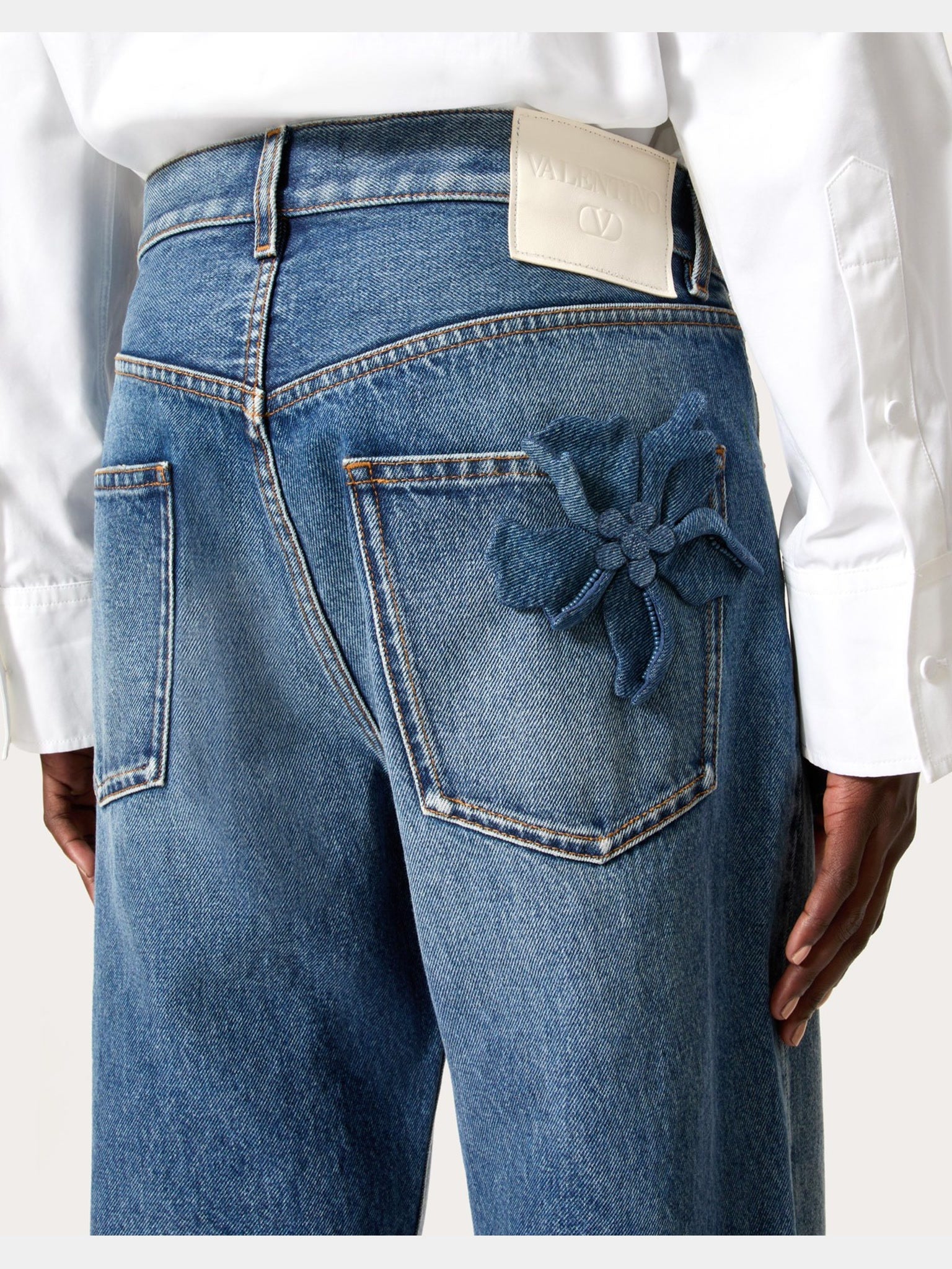 Valentino Jeans Damskie Niebieskie Haftowane Embroidered Medium Blue Denim Trousers 48ODD1769KJ558Valentino