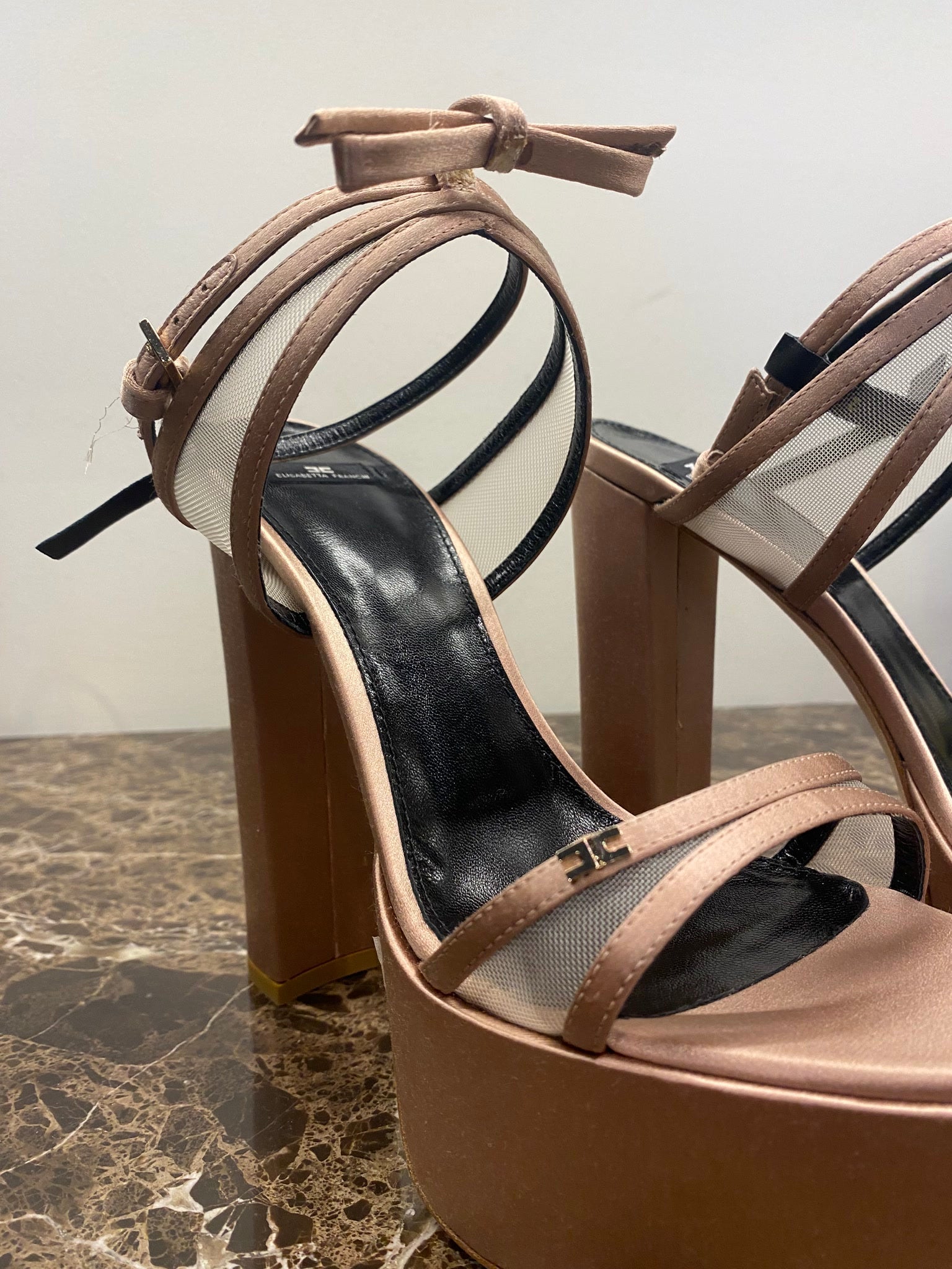 Elisabetta Franchi Damskie sandały w kolorze nudeElisabetta Franchi