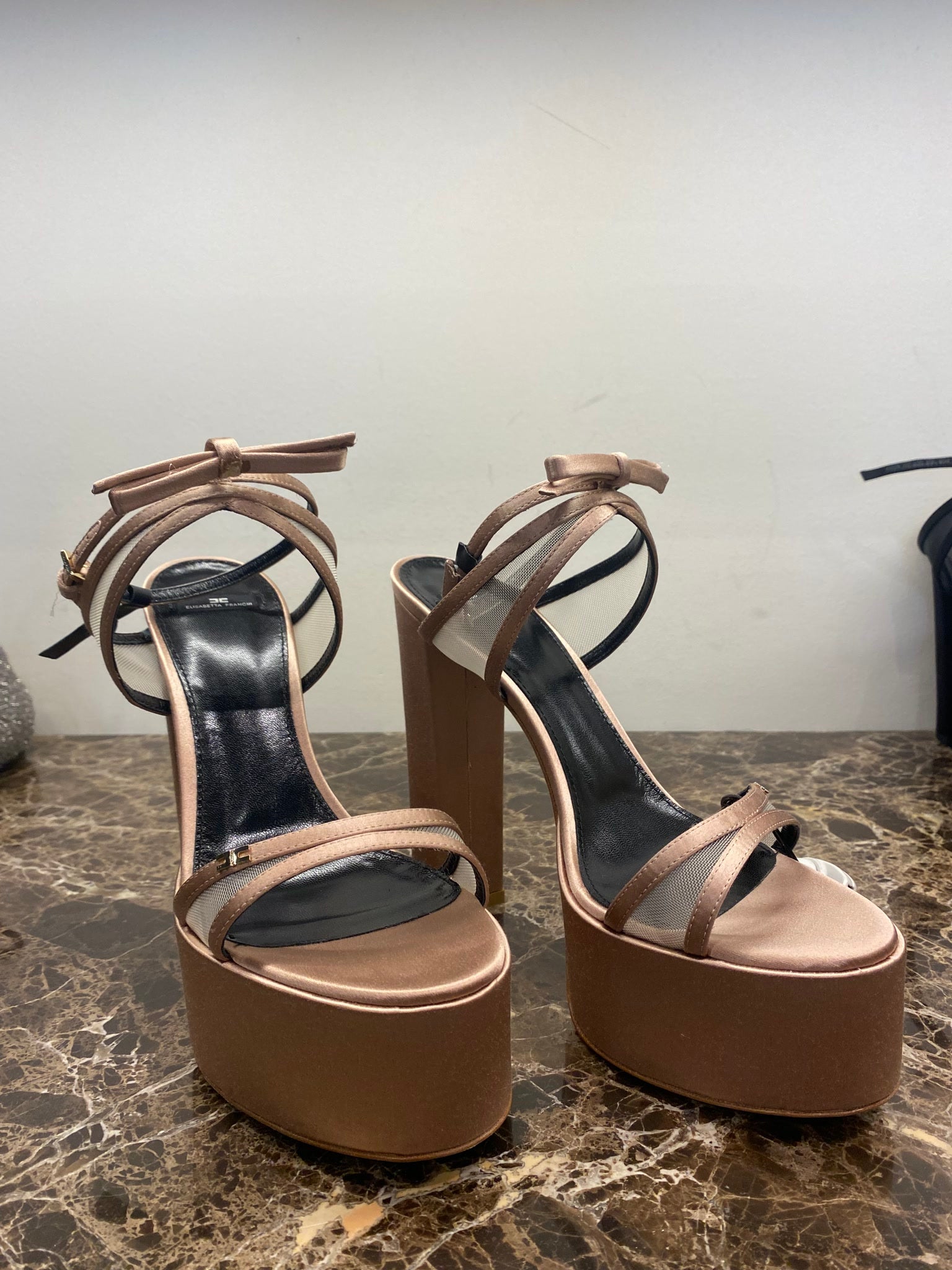 Elisabetta Franchi Damskie sandały w kolorze nudeElisabetta Franchi