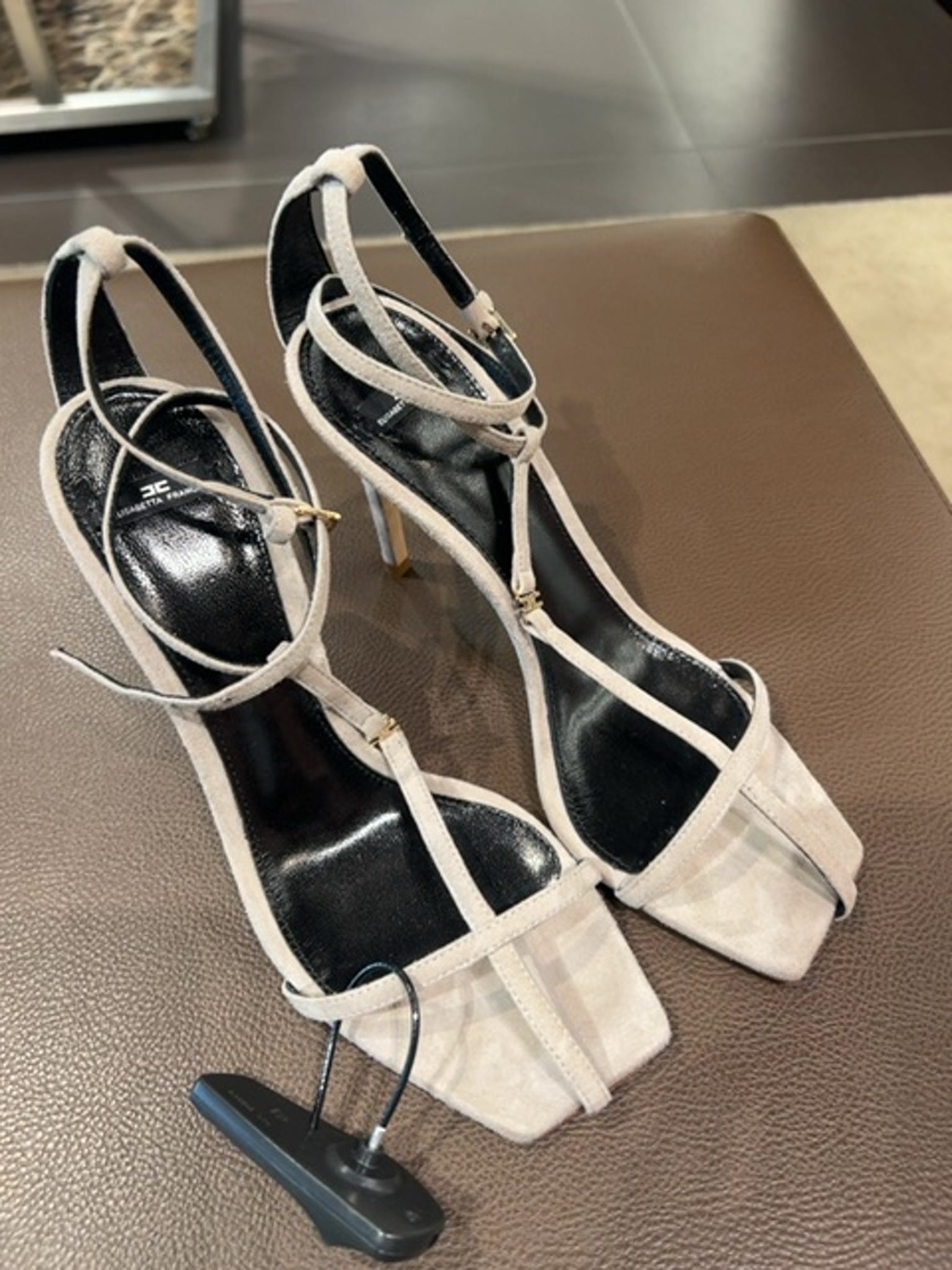 Elisabetta Franchi Damskie szpilki w kolorze perłaElisabetta Franchi