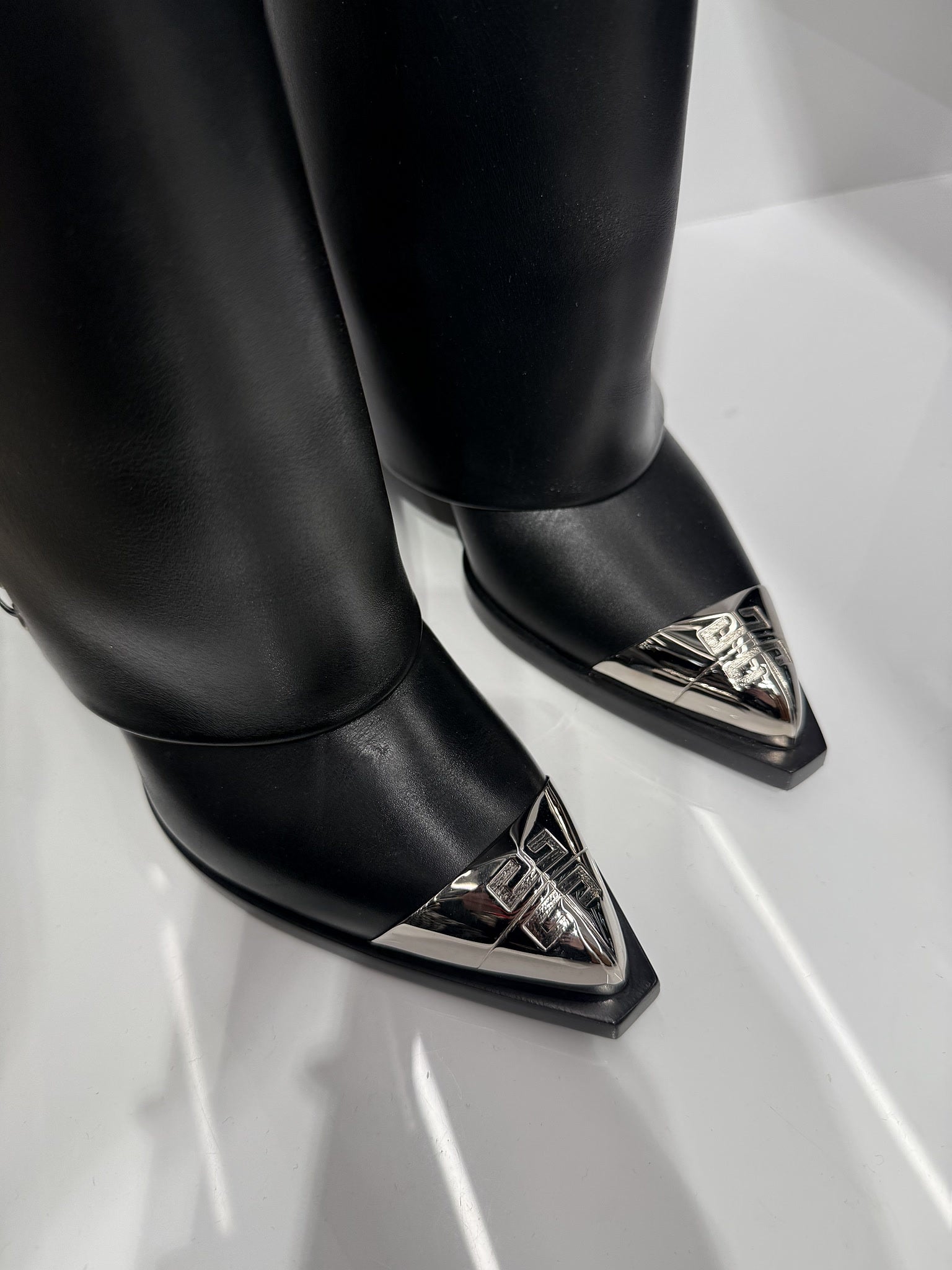 Givenchy Shark Lock CowboyGivenchy
