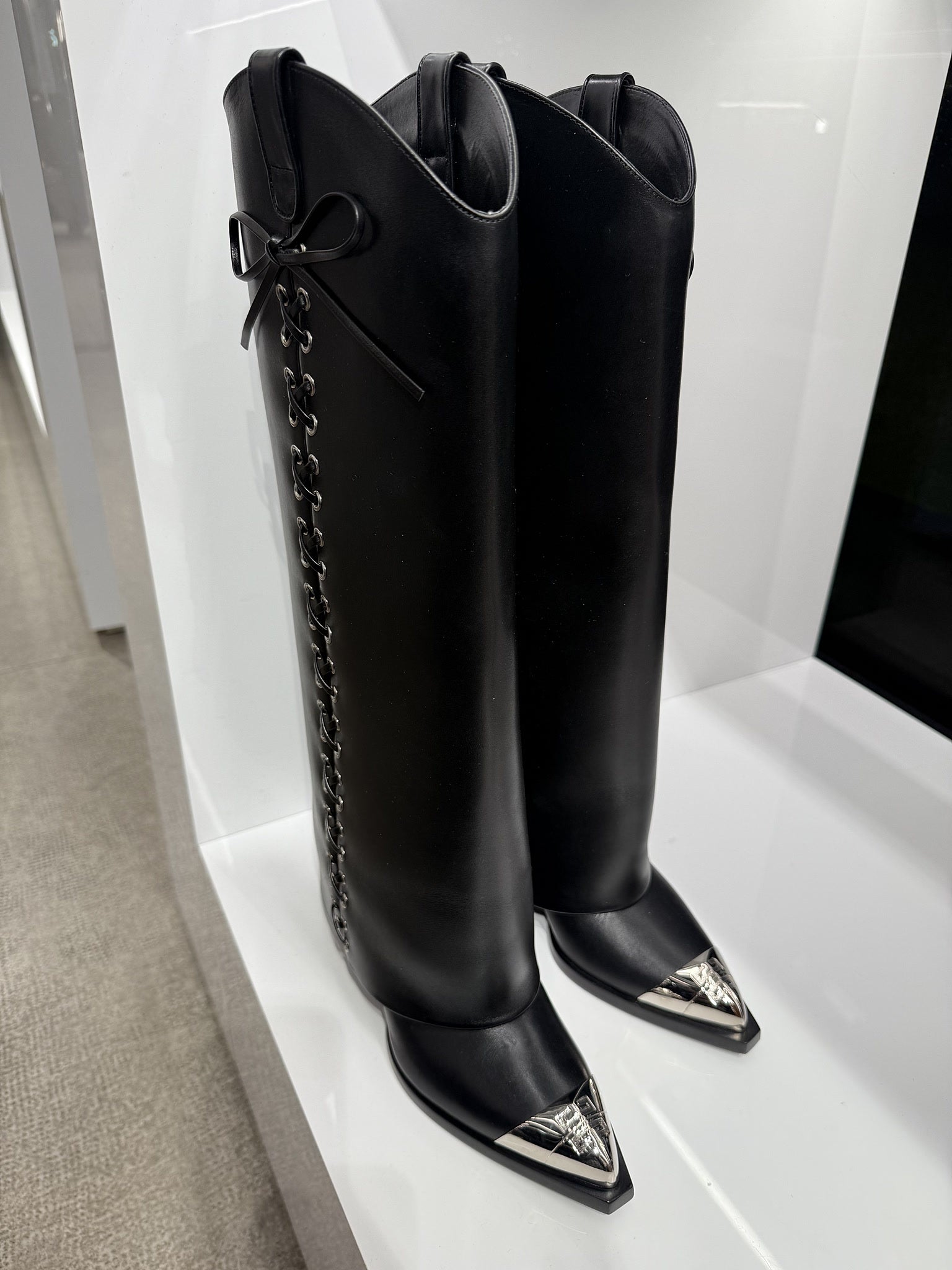 Givenchy Shark Lock CowboyGivenchy