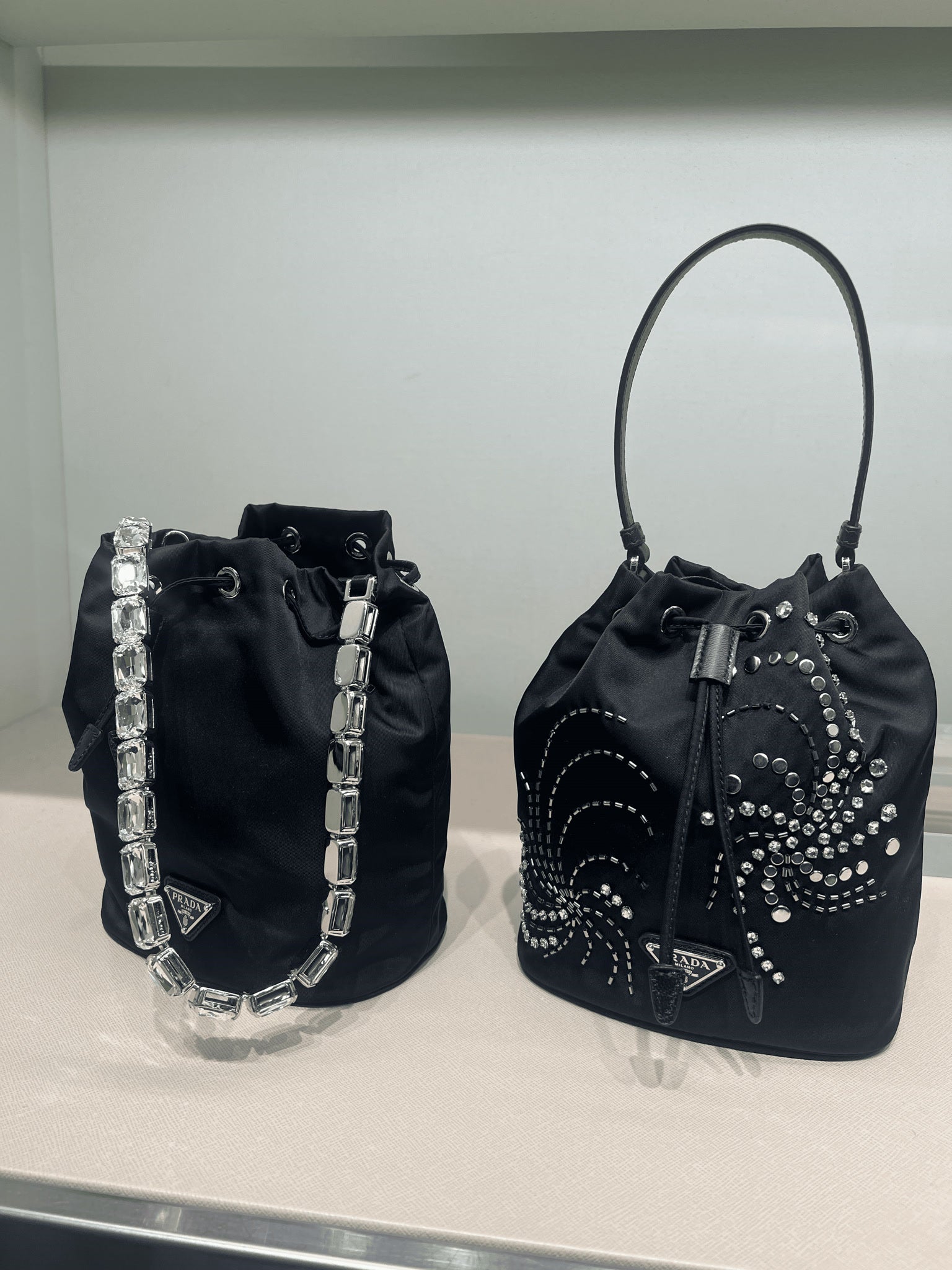 Prada Damska torebka na ramię skórzana czarnaPrada