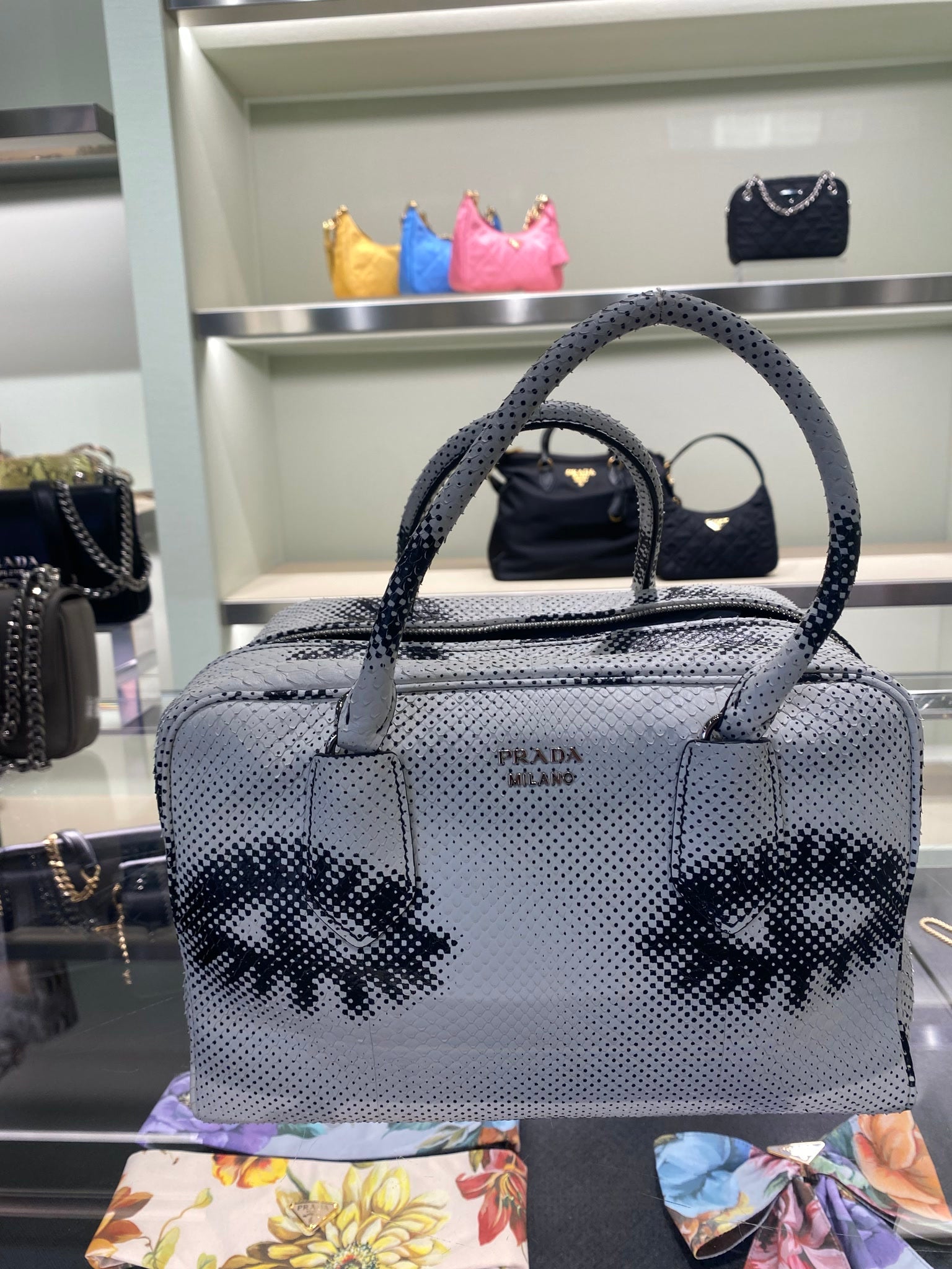 Prada Damska torebka skórzana białaPrada