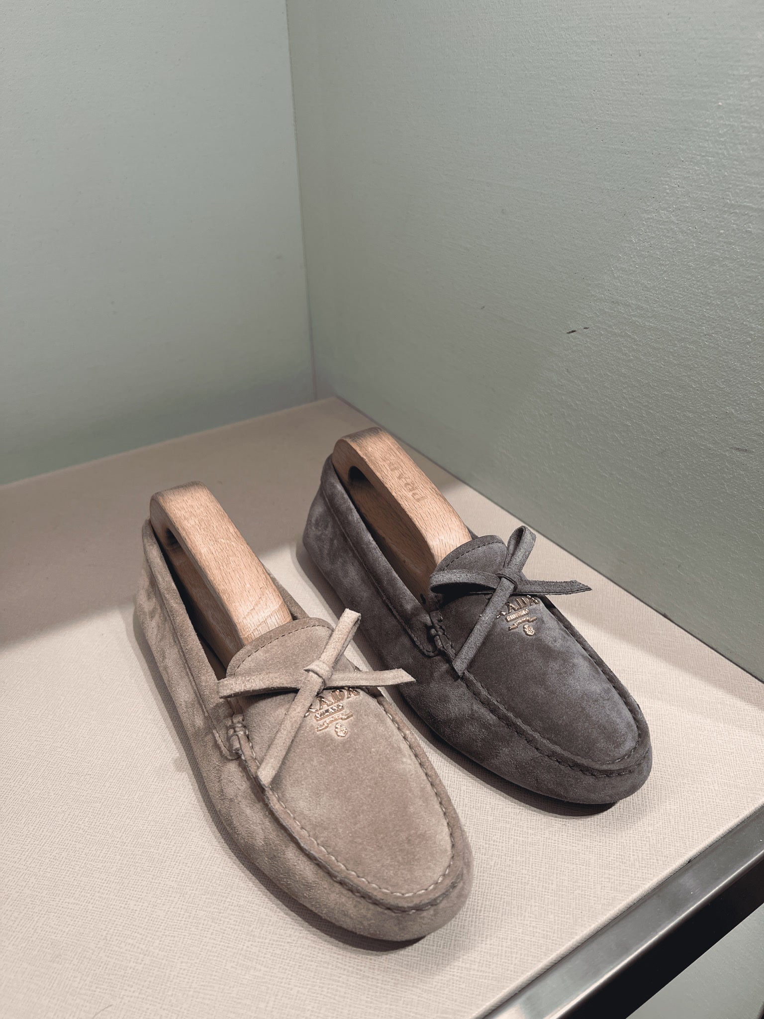 Prada Damskie loafersy beżowe skóra naturalnaPrada