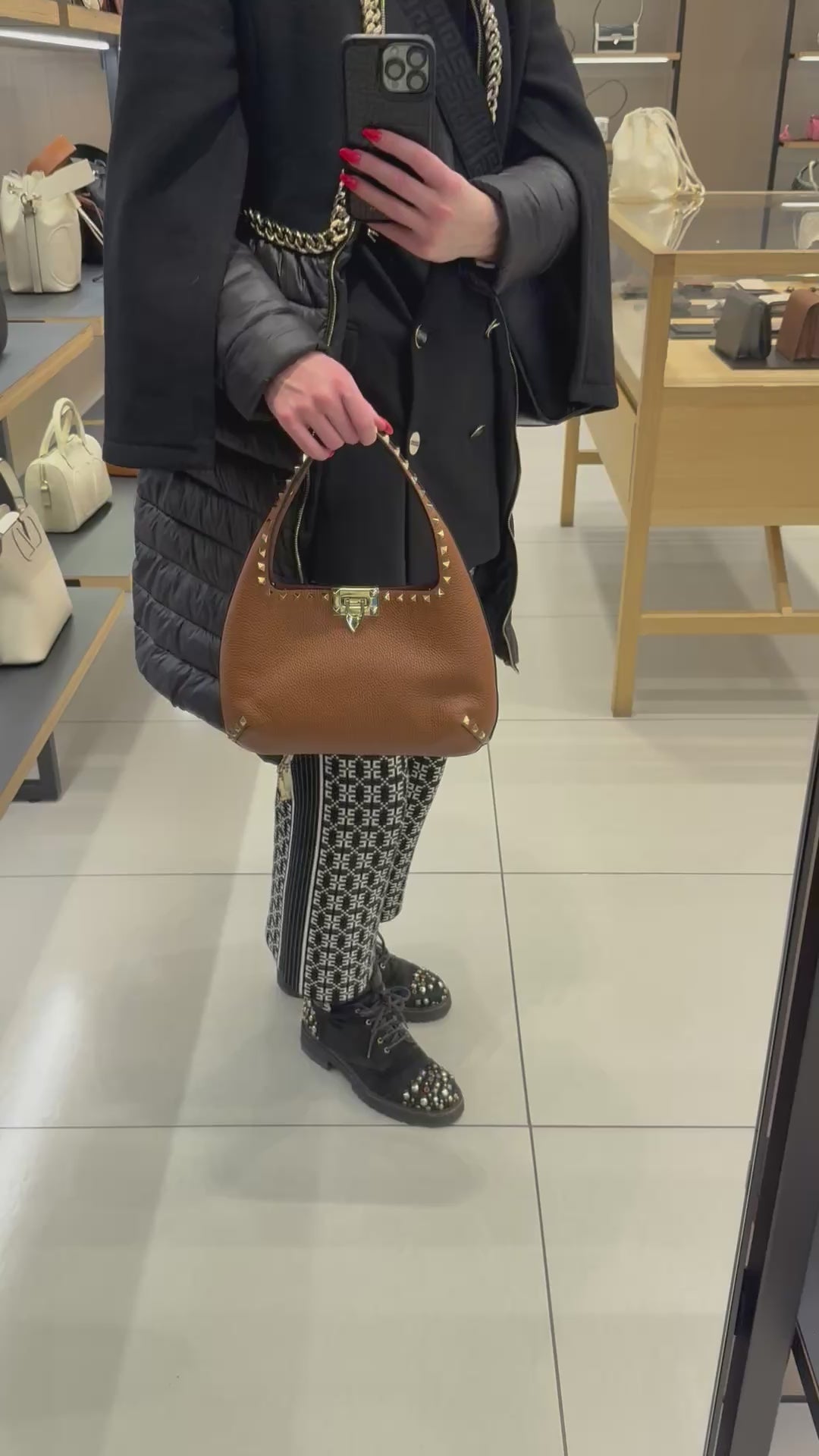 ROCKSTUD SMALL HOBO BAG IN GRAINY CALFSKIN